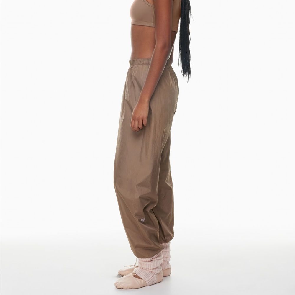 NWT SIZE SMALL ARITZIA TROUPE PANTS